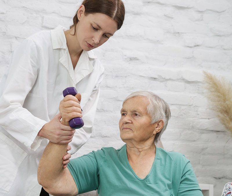 Conheça os benefícios da fisioterapia geriátrica